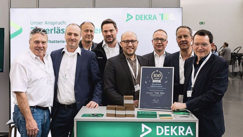 Unterstützt die Würzbuger Karosserie und Schadenstage seit Jahren nach Kräften: das Team von Dekra unter der Leitung von Marc Gounaris, Marketing- und Zielgruppen-Manager bei Dekra Automobil GmbH (re.). (Bild: Stefan Bausewein)