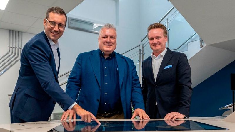 Standortleiter Christopher Hermann, CEO Michael Mertin und IV-Präsident Georg Knill (von links) eröffneten offiziell die neue, interaktive Erlebniswelt für Besucher am AT&S-Standort Fehring. (Bild:  AT&S)