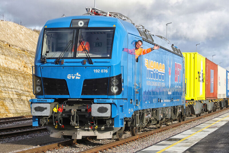 Ein fröhlicher Lokführer winkt aus dem Führerhaus beim Einlaufen des ersten Cargo-Zugs im Black Forest Terminal (BFT). Die Container hatten ihre Reise im Hamburger Hafen angetreten.