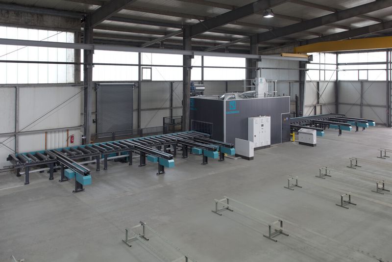 Mit der neuen Strahlanlage will die Korrosionsschutz Naumann GmbH Bauteile für Hochspannungsmasten und Umspannwerke sweepen. (Bild: Kaltenbach)
