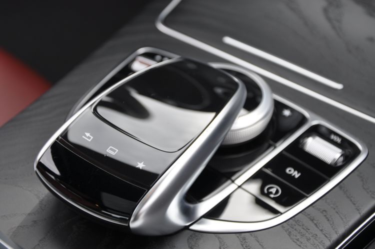 Mit dem Touchpad (238 Euro) in der Handauflage soll der Fahrer den Bordcomputer mit den vom Smartphone bekannten Bewegungen bedienen können.  (Foto: Richter)