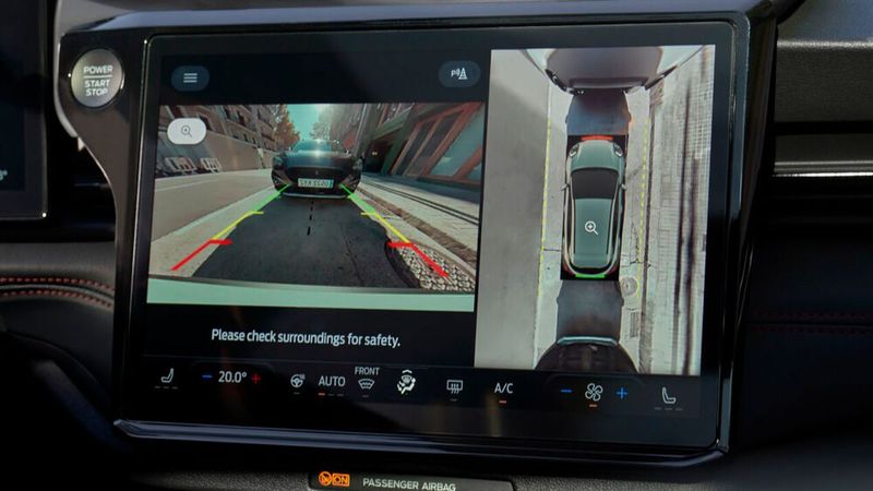 Auf dem nun 12 Zoll großen Touchscreen können Kamerabilder eine 360-Grad-Ansicht um das Fahrzeug anzeigen. (Bild: Ford)
