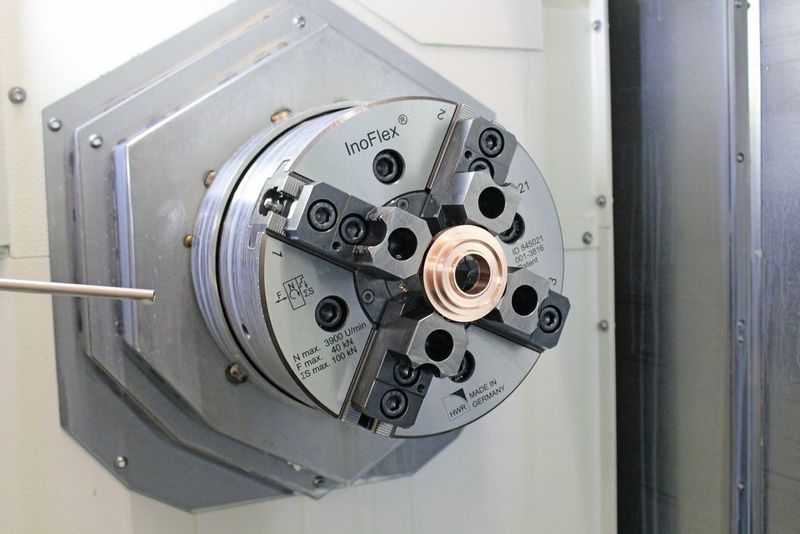 Das Inoflex-4-Backen-Futter verteilt die Spannkraft gleichmässig und spannkraftausgleichend auf 4 Backen statt 3 Backen. (Intool)