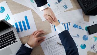 Richtlinien und Normen bestimmen das Beschaffungswesen. Auf dem deutschen Vergaberechtstag werden alle Teilnehmerinnen und Teilnehmer auf den neuesten Stand gebracht. (© motortion - stock.adobe.com)