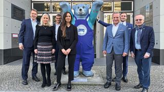 Das Berliner Büro bei der Eröffnung: (v. l.) Jürgen Hasler, Claudia Arndt, Hauptgeschäftsführer Dr. Kurt-Christian Scheel, Annina Louisa Brinkmann, Vizepräsident Thomas Peckruhn, Marcel Bürger und ZDK-Kämmerer Matthias Kenter; mit dabei der Berliner Bär der Vertretung Taipeh in einer Latzhose des Kfz-Gewerbes (Bild: Kfz-Gewerbe)