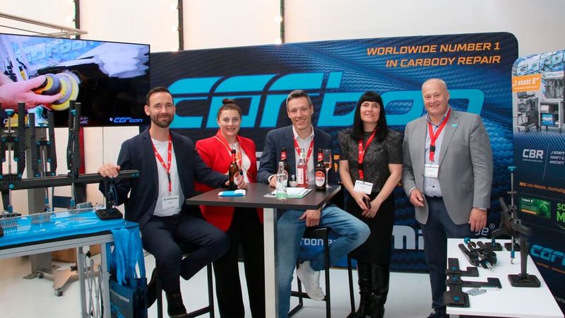 Am Stand des Spezialisten für die Außenhautreparatur, Carbon, trafen sich hier interessierte Kunden und Verbandsvertreter. (Bild: Klasing)