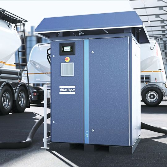 Die neuen ZE-3-Niederdruckkompressoren von Atlas Copco eignen sich zum Entladen von Schüttgut aus Lkw-Tanks sowie für andere Förderzwecke. Die neuen ZE-3-Niederdruckkompressoren von Atlas Copco eignen sich zum Entladen von Schüttgut aus Lkw-Tanks sowie für andere Förderzwecke.