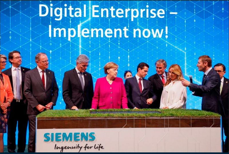 Die Kanzlerin lässt sich in Hannover erklären, wie der FC Bayern München seinen Stadionrasen mit Hilfe von Siemens MindSphere pflegt. (Bild: Siemens AG)