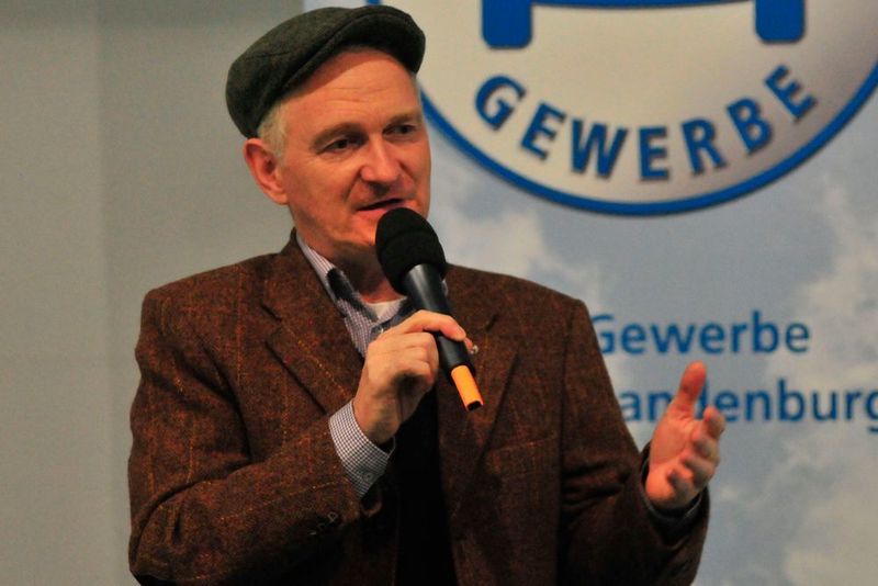 Auto-Experte Andreas Keßler vom Rundfunk Berlin-Brandenburg führte das Programm beim Branchentreff. (Zietz/»kfz-betrieb«)