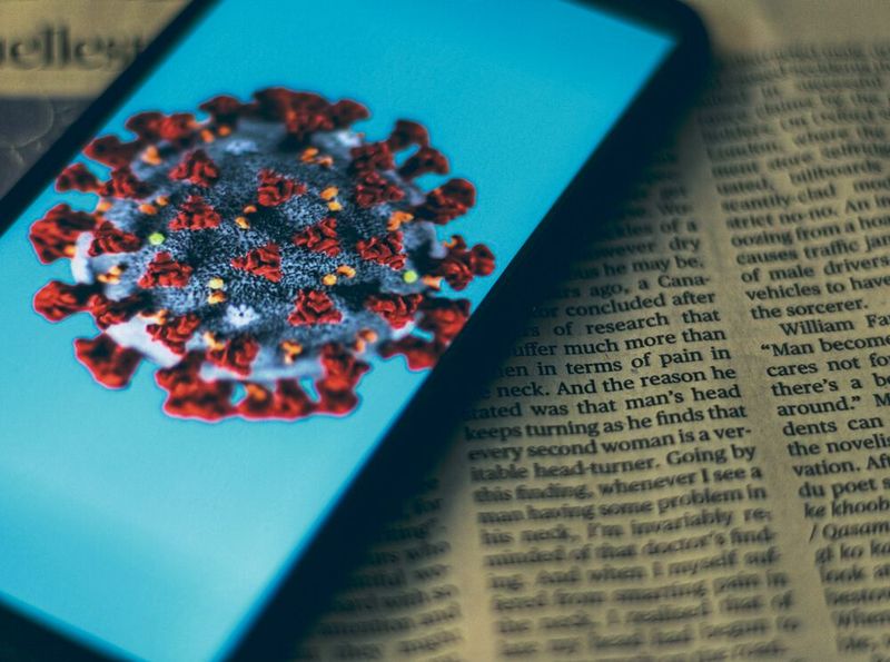 Wussten Sie, dass...
die Smartphone-Oberfläche 80-mal mehr Keime beherbergt als der Toilettensitz? Dies zeigt eine Statista-Grafik auf Basis von CDC-Daten aus dem Jahr 2010. Demnach sind auf dem Toilettensitz durchschnittlich 46 Keime pro Quadratzentimeter, während das Smartphone-Display auf fast 3.900 Keime pro Quadratzentimeter kommt. Grundsätzlich ist diese Belastung aber ungefährlich, da die meisten der dort lebenden Mikroorganismen für Menschen mit intaktem Immunsystem harmlos sind. Auch eine Ansteckung mit Corona ist über das Handy sehr unwahrscheinlich. Dies geht aus einer Meldung des CDC vom 5. April 2021 hervor. Nach Sichtung verschiedener Studien sei das Ansteckungsrisiko mit SARS-CoV-2 durch Kontakt mit einer kontaminierten Oberfläche geringer als 1 zu 10.000. Da sollte man sich wohl doch besser dem alten Spülschwamm in der Küche widmen. Der ist nämlich meist ein echter Inkubator für diverse Bakterien und kam in der eingangs angesprochenen Statista-Grafik auf den höchsten Keimwert von über 20.000 Bakterien pro Quadratzentimeter. Das ist eine Menge, die man irgendwann sogar riechen kann. Spätestens dann wird es Zeit für einen neuen Schwamm...


Mehr zum Thema: 

de.statista.com: Anzahl von Bakterien auf alltäglichen Gegenständen in Deutschland, veröffentlicht im August 2011

National Center for Immunization and Respiratory Diseases (NCIRD), Division of Viral Diseases: Science Brief: SARS-CoV-2 and Surface (Fomite) Transmission for Indoor Community Environments, Updated Apr. 5, 2021
 (Bild: gemeinfrei, Napendra Singh)
