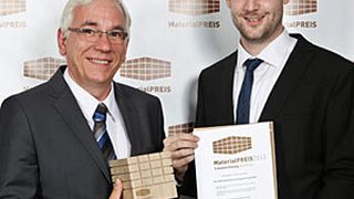 Die Projektbetreuer Holger Tetzler und Daniel Holzner nehmen den Materialpreis 2013 für Gaugler & Lutz entgegen. Premiert wurde das „One-Shot-Sandwich“-Verfahren zur raschen und effizienten Herstellung von besonders steifen, faserverstärkten Organoblechen mit Schaumkern. (Bild: Gaugler&Lutz)