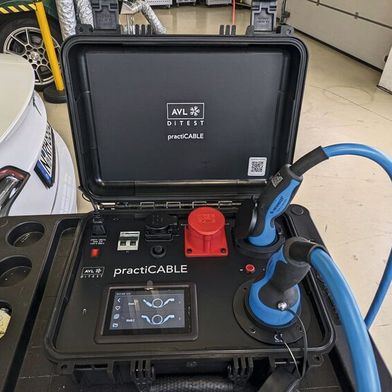 Mit Prüfgeräten wie dem „Practicable“ von AVL Ditest können Werkstätten Ladekabel schnell und sicher testen. (Bild: Dominsky – VCG)