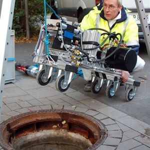 Ist der Kanal noch dicht? Dipl.-Ing. Frank Bersuck vom IKT untersucht ein neues Prüfgerät auf seine Praxistauglichkeit.(Bild:  IKT)