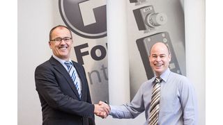 Die beiden Geschäftsführer Johann Aulila (links, SSP) und Rob Lewis (Fortress Interlocks) besiegeln die Partnerschaft. (SSP)