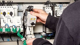 Im Schaltschrank sind digitale Schaltgeräte wie ein digitaler Fehlerstromschutzschalter mit einem digitalen Motorschutzschalter, mit Antriebstechnik und konventionellen Schaltgeräten, deren Informationen durch Smartwire-DT-Module vor Ort digitalisiert werden, mit der SPS zu einer integrierten digitalen Steuerung verbunden. (Eaton)