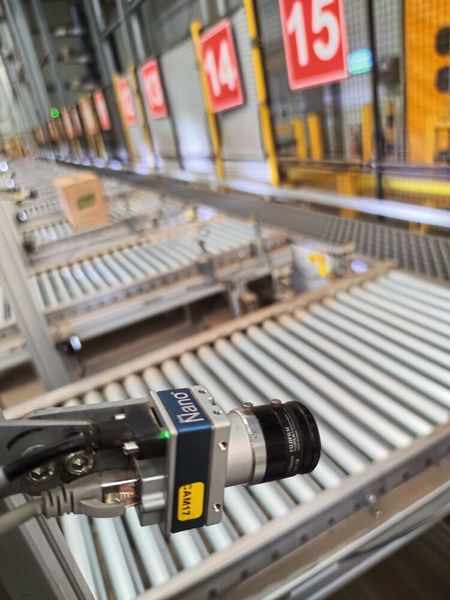 Die Knorr-Lebensmittelkartons werden an jeder Linie von jeweils einer Kamera auf Beschädigungen überprüft und über einen Barcode klassifiziert. (Kibele-Pims)