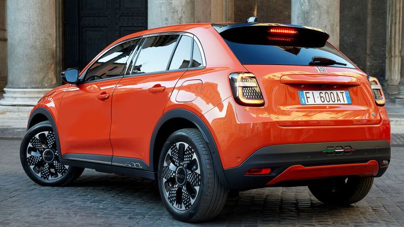 Mit 4,17 Meter ist er 54 Zentimeter länger als der 500e und wird auf Sicht den 500X beerben. (Bild: © Lorenzo Poli)