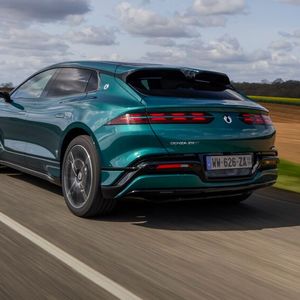 Wohlgeformt: das Heck mit zwei Spoilern und breiten Leuchtenbändern.(Bild:  Denza)