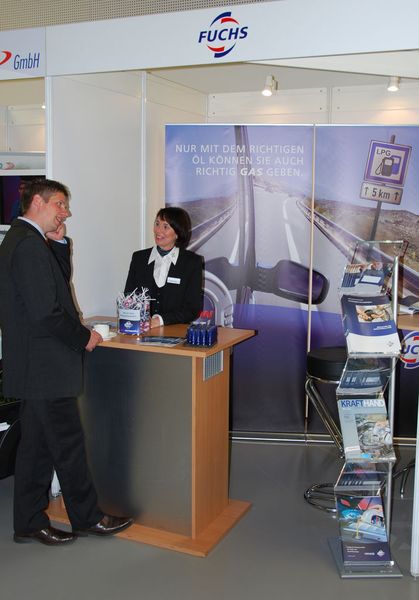 Die Fuchs Europe GmbH ist Partner des Deutschen Kraftfahrzeuggewerbes (ZDK). In Würzburg wurden die Vorteile des Markenöls erläutert. Interessant für Werkstätten: Fuchs zählt zu den größten Öllieferanten in der europäischen Serienproduktion – und was kann es besseres geben als das Original (Fuchs Werbeslogan)? (Archiv: Vogel Business Media)