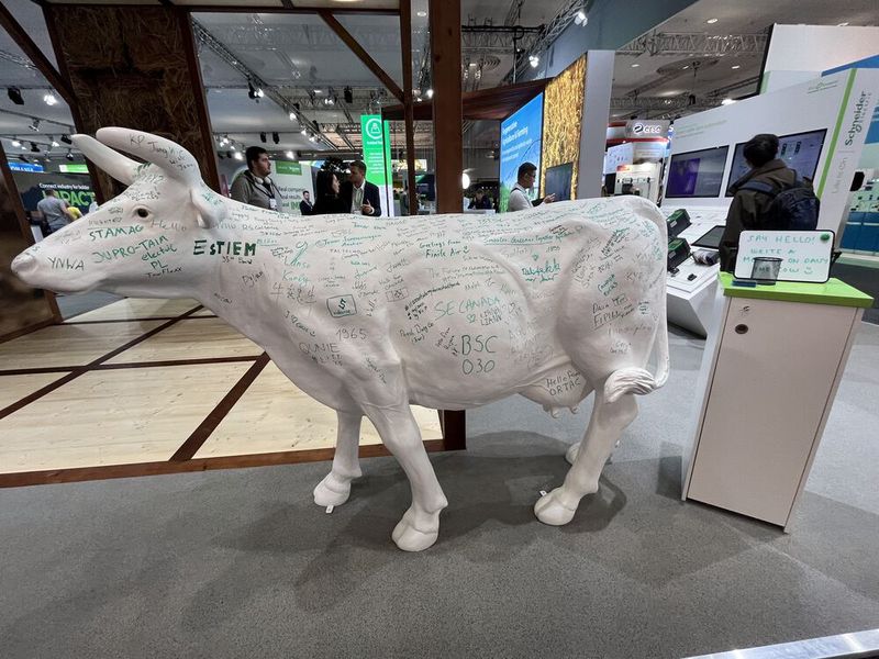 Was macht die Kuh auf der Messe? Schneider Electric zeigte am Beispiel der Milchwirtschaft, wie Prozesse digitalisiert werden können und welchen Nutzen das für alle bringt. (Bild: Vogel IT-Medien)