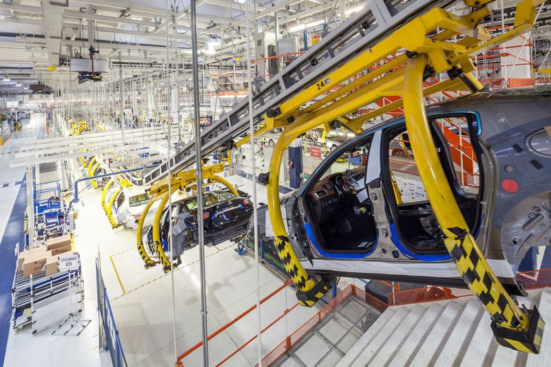 Die Automobilproduktion – hier das Werk Grugliasco bei Turin, in dem der Maserati Ghiblis hergestellt wird – verbraucht viel Strom. Mit Gleich- statt Wechselspannung könnte man bei der Versorgung von Maschinen und Anlagen einiges einsparen. (Siemens)