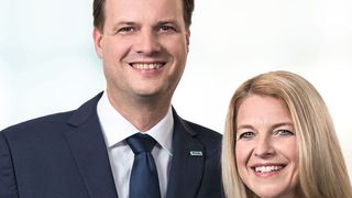 Die Geschäftsführer Prof. Dr. Heiko Wenzel-Schinzer und Dr. Heike Wenzel zeigen mit dem neuen Produktionsrekord außerordentlich zufrieden. (Wenzel/Tobias Etzer)
