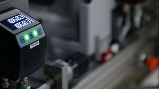 Grünes Licht bei häufigem Formatwechsel: Die Positionsanzeige macht deutlich, ob die Stationen einer Maschine korrekt eingestellt sind. (Siko)