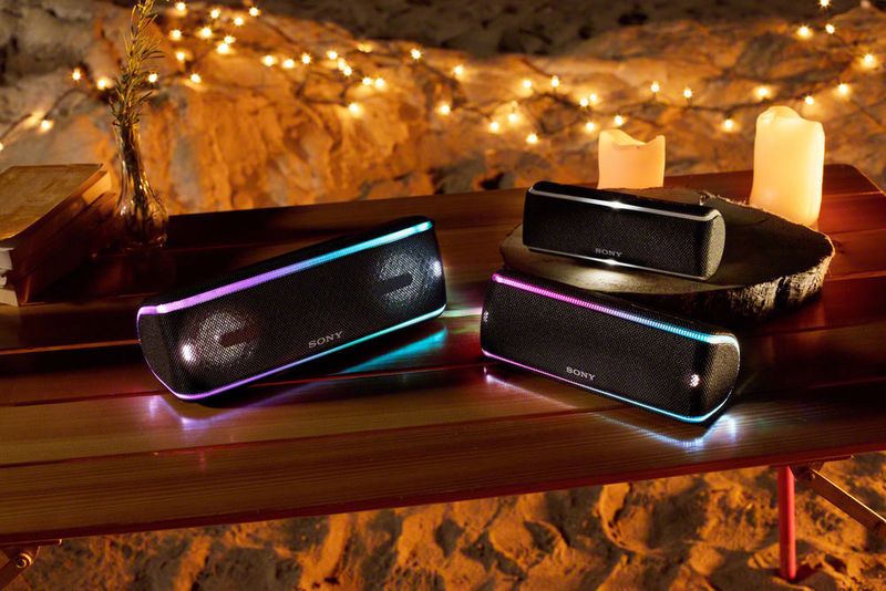 Die neuen kabellosen Feier-Spezialisten SRS-XB41, SRS-XB31 und SRS-XB21 von Sony lassen sich überall mit hinnehmen, verfügen über eine lange Akku-Laufzeit und lassen sich dank „Wireless Party Chain“-Funktion mit bis zu 100 anderen Boxen zusammenschließen. (Sony)