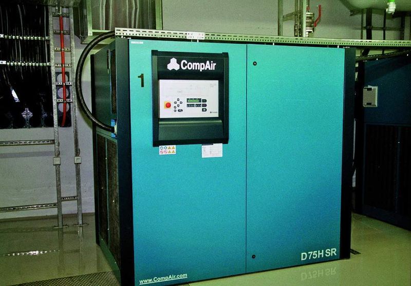 Bild 3: Ein kleinerer Kompressor mit Festdrehzahl ergänzt die zentrale Kompressorstation bei Bosch. Bilder: Compair Drucklufttechnik (Archiv: Vogel Business Media)