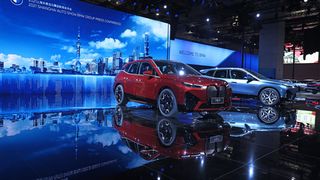 BMW präsentiert in Shanghai den iX als erstes Modell der Marke mit dem neuen Operating System 8 sowie der jüngsten Generation des iDrive-Bediensystems. (Bild: BMW)