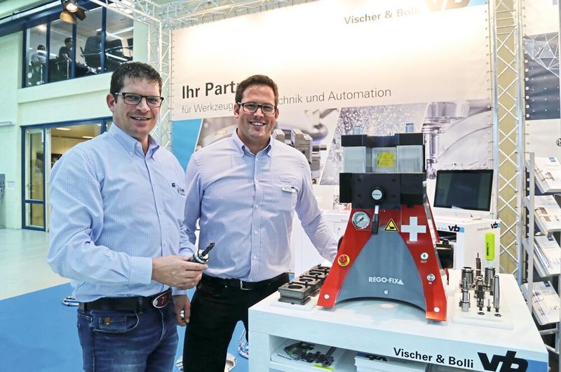 Swiss Made im Fokus: Die Vischer&Bolli-Anwendungstechniker Roland Wyss (links) und David Meier präsentieren Powrgrip-System von Regofix, das eine Werkzeugspannung in weniger als 10 Sekunden erlaubt. (Anne Richter, SMM)
