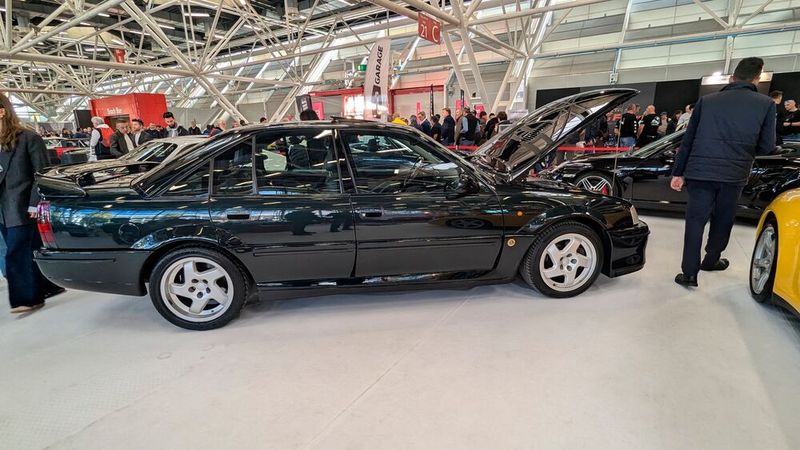 Dürfte auch Nicht-Opel-Fans interessant finden: Der Lotus-Omega wurde über das Opel-Händlernetz vertrieben. 400 Stück wurden 1991 in Deutschland zum Preis von je 125.000 DM verkauft. Beeindruckend für einen Opel war aber nicht nur der Preis, sondern waren/sind auch die Fahrleistungen. Die tatsächlich gemessenen Werte bewegten sich bei gerade einmal 4,9 s auf 100 km/h und 17,3 s auf 200 km/h. Die Höchstgeschwindigkeit beträgt über 280 km/h. (Bild: Dominsky – VCG)