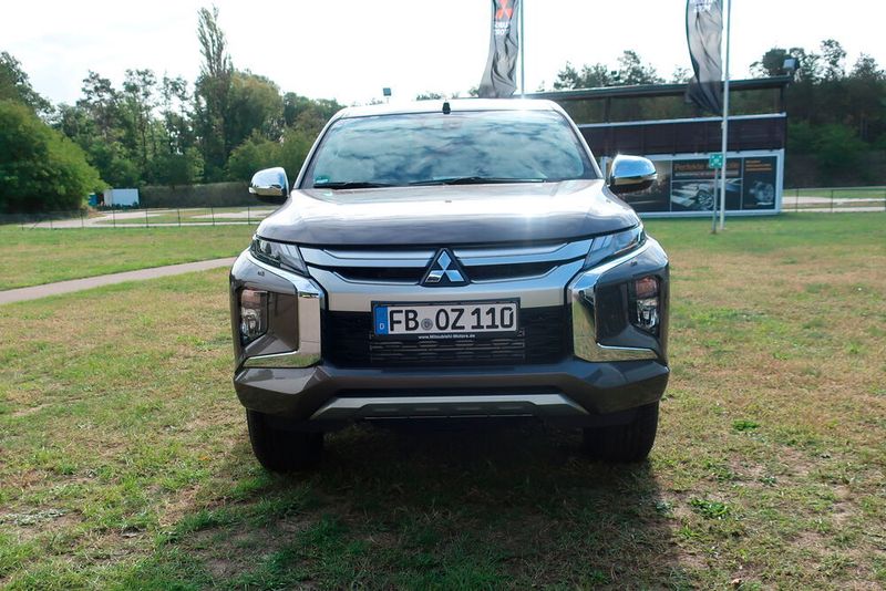 Der Mitsubishi L200 startet in die sechste Modellgeneration. Optisch auffällig: Motorhaube und Scheinwerfer sind ein Stück nach oben gewandert. (Simon/»kfz-betrieb«)