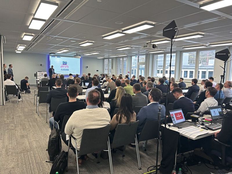 Full House: Ankündigung der Keynote des KI-Experten Jan Girlich vom Chaos Computer Club (Bild: Stefan Bausenwein)