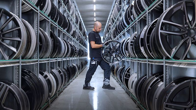 Passende Räder und Felgen schnell finden. Für nahezu jede aktuelle Baureihe: im Satz oder als montiertes Komplettrad.  (Bild: Ingolf Pompe Photography https://www.ingolfpompe.net/ Auftraggeber: 	Mercedes-Benz Used Parts GmbH, Neuhausen)