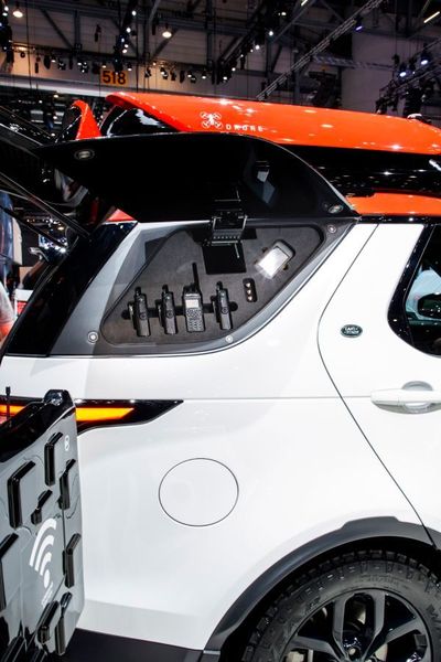 Auf dem Genfer Autosalon präsentiert Land Rover „einen zum Spezialfahrzeug für Not- und Katastropheneinsätze umgebauten Land Rover Discovery mit einer Drohne an Bord. (Land Rover)