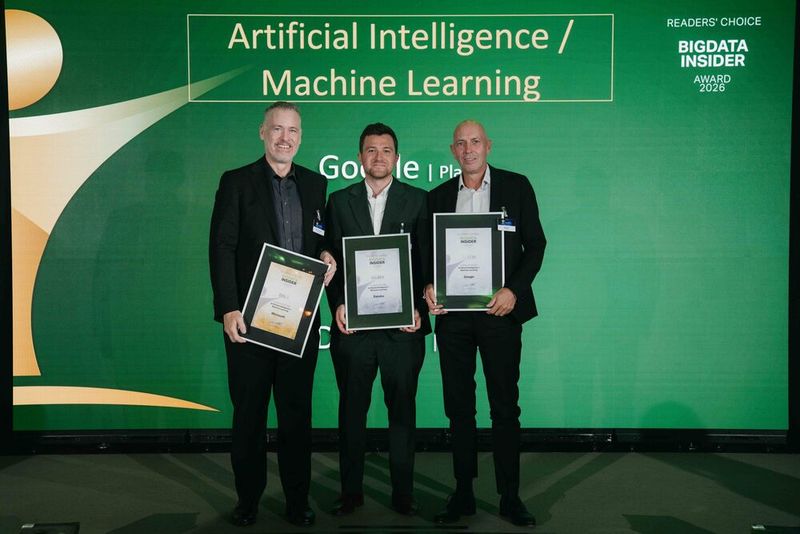 In der Kategorie Artificial Intelligence / Machine Learning nimmt Joseph Schuster den Award in Silber für Dataiku in Empfang (im Bild in der Mitte). Gold geht an Microsoft, vertreten durch Björn Tromsdorf (links im Bild). Mike Hart von Google freut sich über die Auszeichnung in Platin. (Bild: Manuel Emme Fotografie)