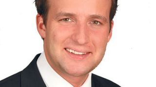 Christian Volz, Mitglied der Geschäftsleitung des Volmatec-Mutterunternehmens Volz Werkzeugmaschinenhandel: „Die Universal-Bettfräsmaschine KNC U 1250 mit großem Verfahrbereich wurde für die präzise Zerspanung mit hohem Spanvolumen auch großer Teile entwickelt.“  Bild: Volmatec (Archiv: Vogel Business Media)