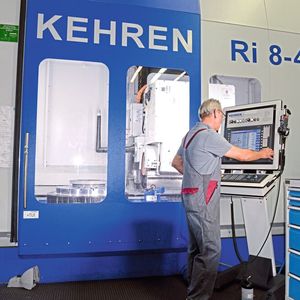 Ein Peiseler-Mitarbeiter programmiert die erforderliche Schleifbearbeitung an einem Werkstück. Die Vorgaben dazu stammen aus dem ERP-System.(Bild:  Peiseler)