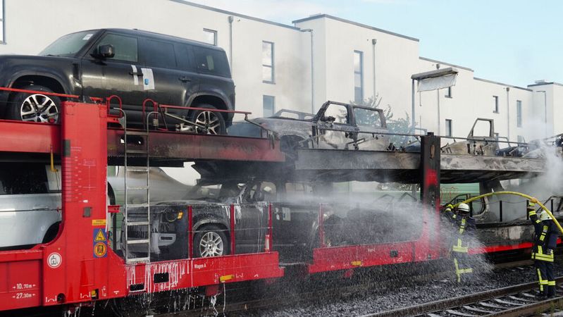 Außergewöhnlicher Einsatz: Die Feuerwehr der Stadt Butzbach musste in Brand geratene Fahrzeuge auf einem Güterzug löschen.(Bild:  Feuerwehr der Stadt Butzbach)