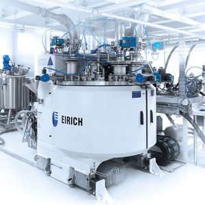 Im Anschluss an die Herstellung von Elektroden-Slurries im Mixsolver stellt Eirich mit dem Contifeeder-Prozess eine kontinuierliche Zuführung einer qualifizierten Elektrodenmischung sicher. Links im Bild: zwei Slurry-Tanks(Bild:  Eirich)