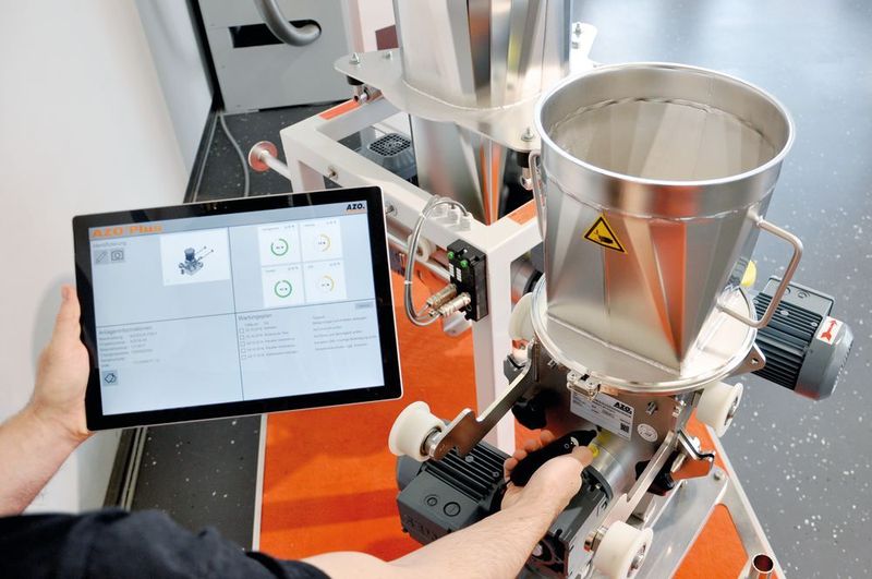 Web-Anbindung: Über die Kopplung mit einem RFID-Chip eines Bauteils erhält der Nutzer Dokumente wie Bedienungsanleitung, Elektropläne, Einbauvideos sowie Zugriff auf den Ersatzteil-Shop. Künftig soll die Azoplus-Informationsplattform mit einer Schnittstelle zur Anlagensteuerung auch Produktionsdaten in Echtzeit anzeigen. (Azo)