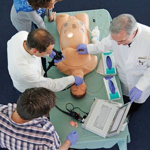 Nicht nur die eigene Feinmotorik testen: Kursteilnehmer untersuchen die Speiseröhre einer Anatomie-Puppe endoskopisch  – und erfahren mehr über den Einsatz der Technik in praxi.