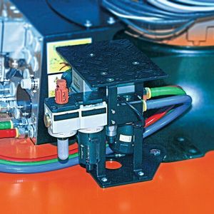 Bild 2: Die kompakte Schweißzangenkühlung Master Jet System findet direkt neben der Versorgungsplattform des Roboters an der Fundamentbefestigung Platz. 