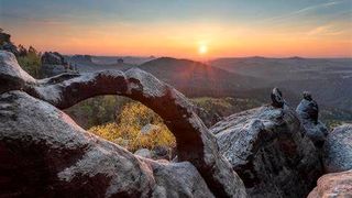 Im Osterzgebirge geht vielleicht bald noch eine ganz andere Sonne auf! Gemeint ist die Chance, die Abhängigkeit von China vom Lithium zu verringern. Denn im Erzgebirge liegen Millionen Tonnen davon unter Tage. Jetzt wird geprüft, ob der Abbau mit anderen Modalitäten kollidiert. (Bild: Travelking)