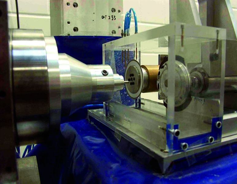 Bild 3: Arbeitsraum der Präzisionsschleifmaschine zur Herstellung von Mikroschaftfräsern. (Archiv: Vogel Business Media)