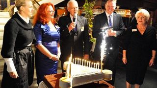 Die Unternehmerfamilie gratuliert zum Jubiläum (v.l.n.r.): Maresa Harting-Hertz, Jasmine Arjasto-Riederer, Dietmar Harting, Philip Harting und Margrit Harting. Bild: Harting (Archiv: Vogel Business Media)