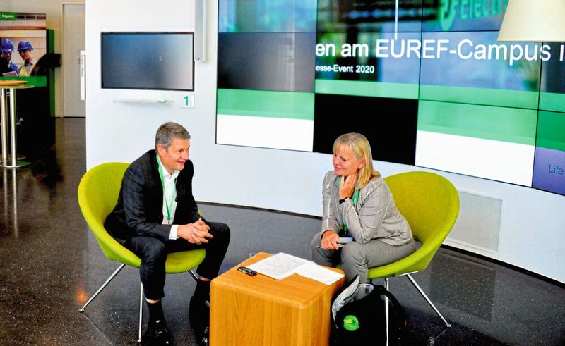 Jürgen Siefert, Vice President Industrial Automation DACH, Schneider Electric betont im Gespräch mit der Redakteurin: „Wenn der Wind der Veränderungen weht, kann man eine Mauer bauen oder Windräder. Wir setzen auf die Windräder.“ (Bild: Schneider Electric)