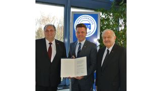 ZDH-Präsident Hans Peter Wollseifer (li.) und ZDK-Präsident Jürgen Karpinski (re.) gratulierten Wilhelm Hülsdonk zum Handwerkszeichen in Gold. (ProMotor)