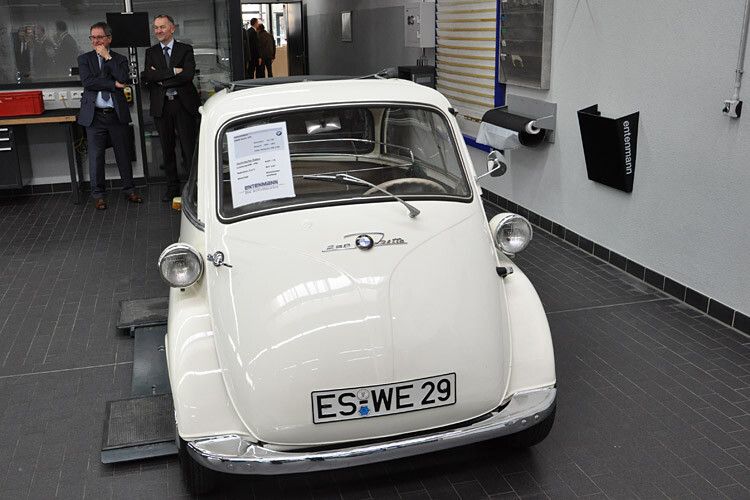 In der Werkstatt zeigte Entenmann verschiedene historische Fahrzeuge, unter anderem eine Isetta, die von 1955 bis 1962 gebaut wurde. (Foto: Wehner)